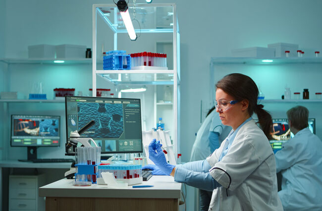 mujeres-trabajando-sector-farmaceutico-imagen-freepik