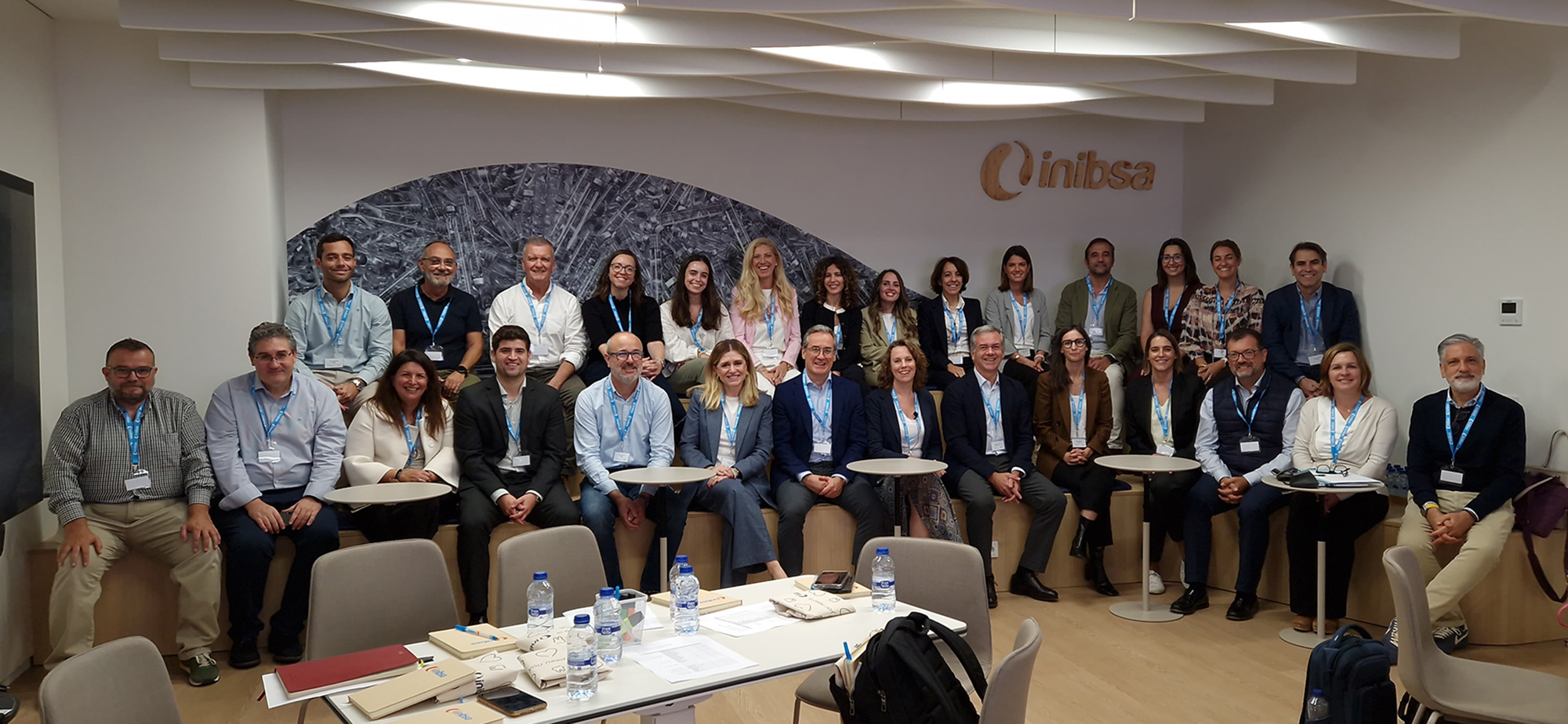 Foto-Grupo-Sesión-Absentismo-Inibsa-01102025 Reunión Foro Manageart en Inibsa sobre absentismo laboral